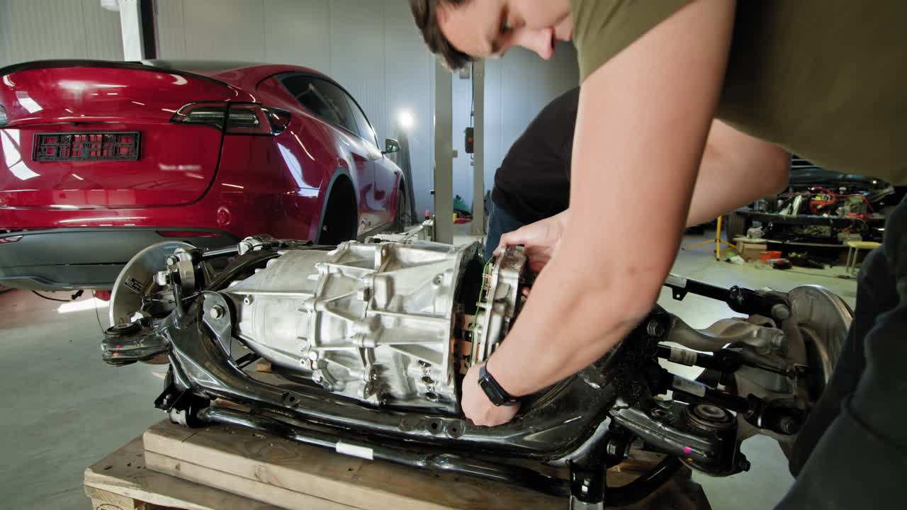 reparación de la transmisión de tesla en un taller