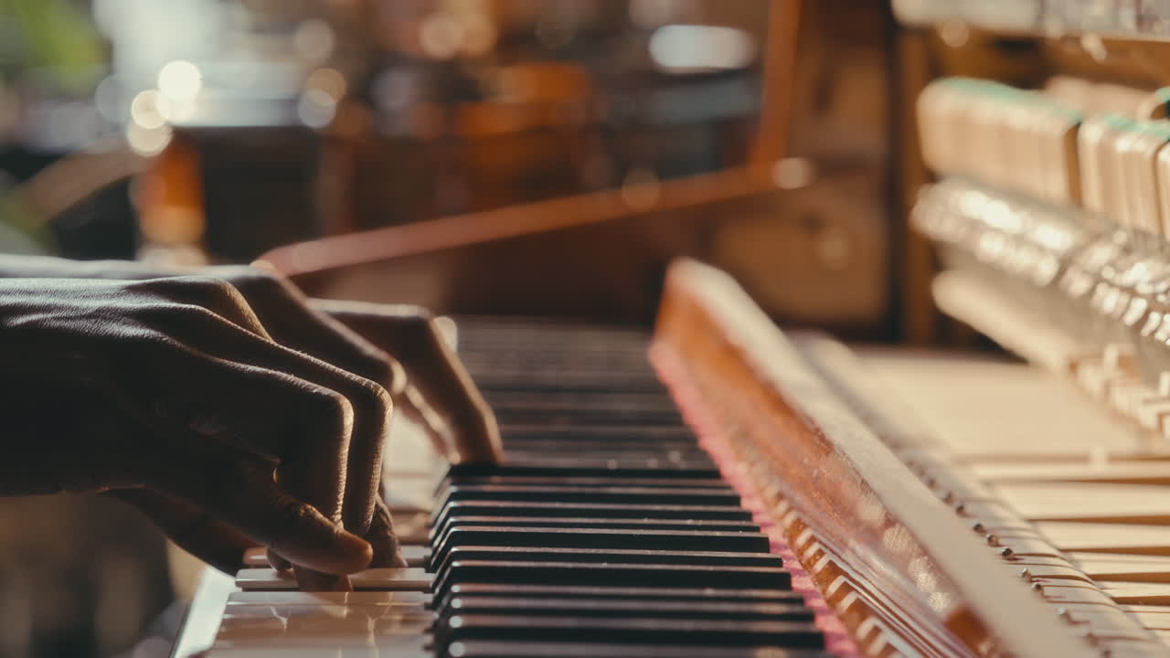 persona que toca un piano antiguo