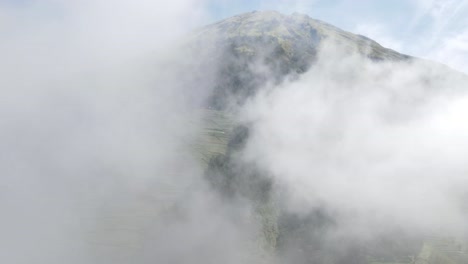 Zeitraffer-Der-Schönheit-Des-Gipfels-Des-Mount-Sumbing-Am-Morgen-Und-Des-Blauen-Himmels