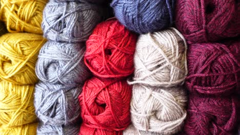 Bolas de hilo de colores