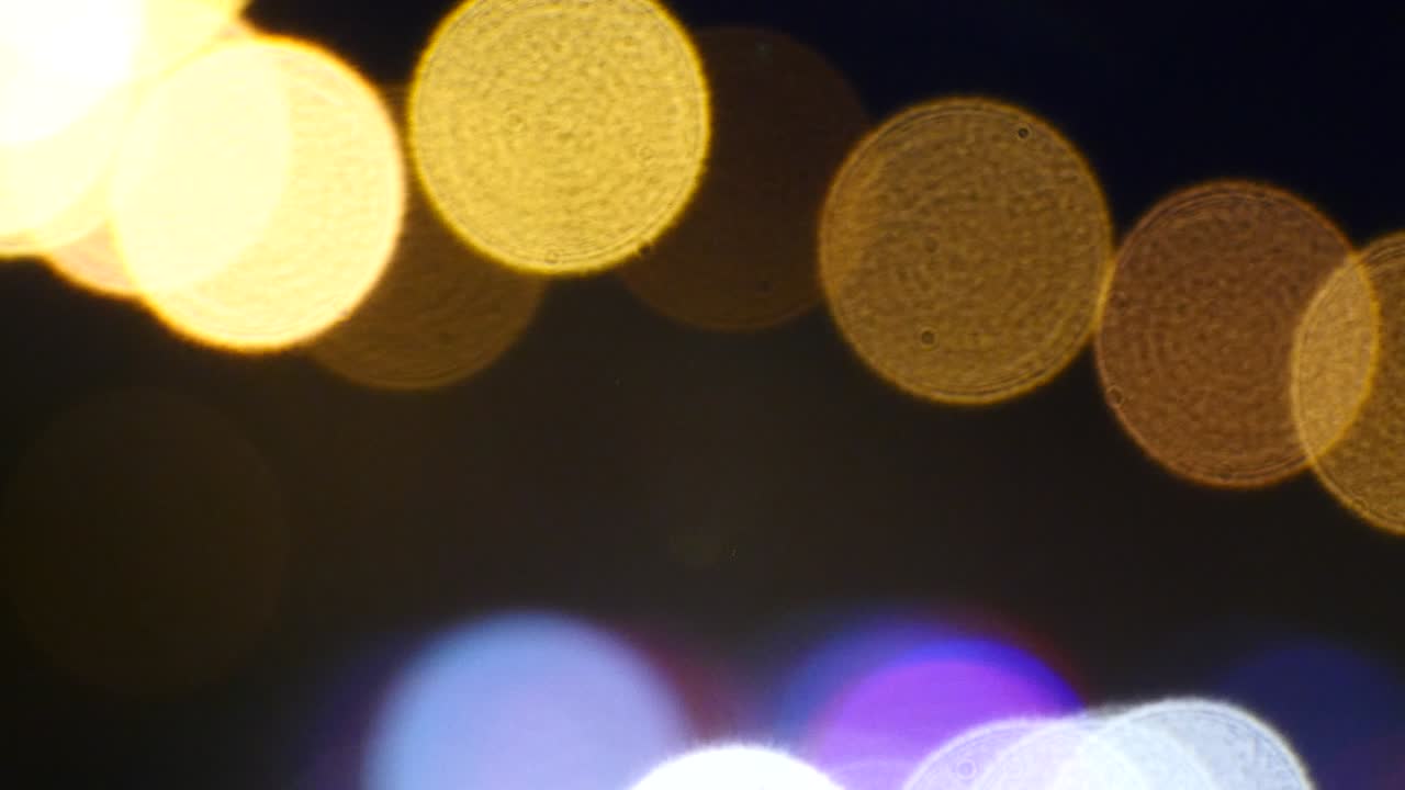 4k iluminando por la noche, muchos coches en el paso elevado, atascos de tráfico, sueño de ilusión.