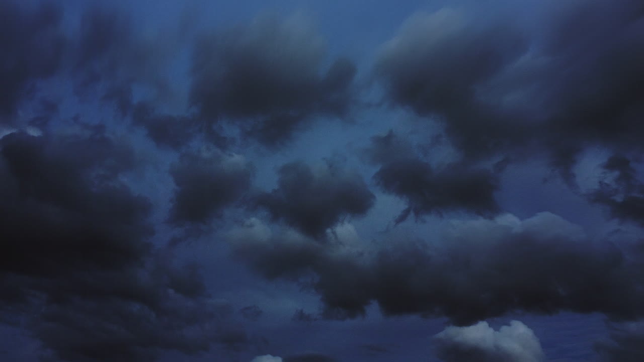 cautivador lapso de tiempo muestra nubes oscuras que se mueven majestuosamente a través del cielo, creando una atmósfera amenazante