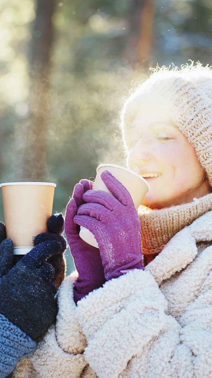 Coppia che beve caffè in inverno