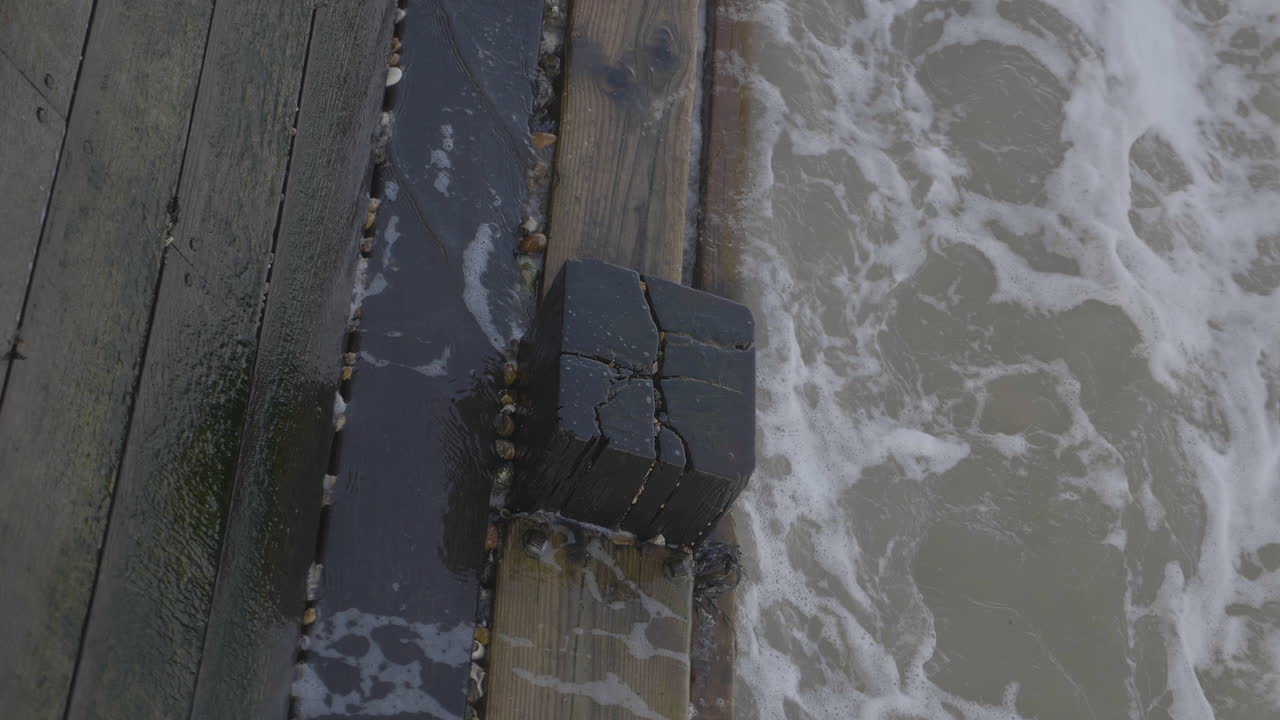 목조 부두 철탑을 따라 흐르는 바다