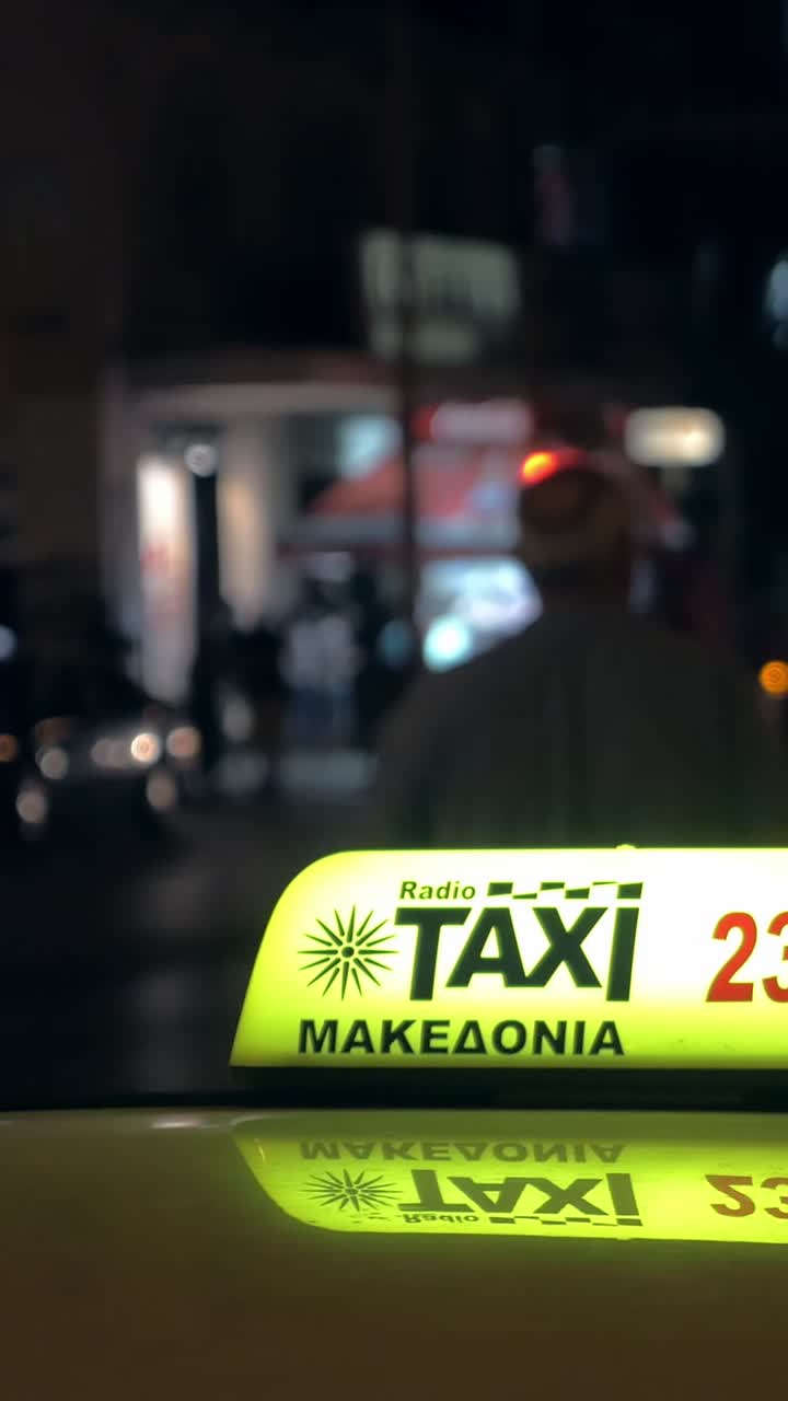 Papan Taksi Menyala di Jalan Kota pada Malam Hari