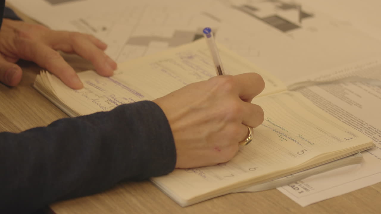mujer escribiendo en la agenda