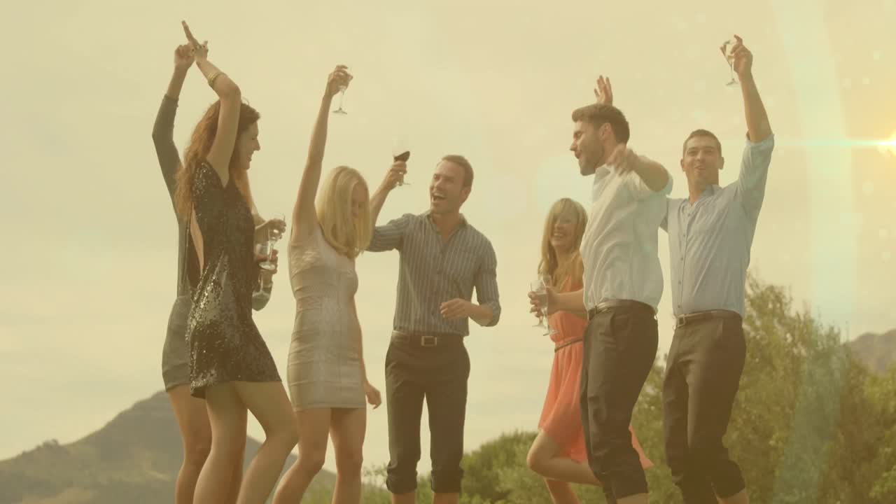 웃는 백인 친구 그룹이 와인과 함께 춤을 추는 애니메이션