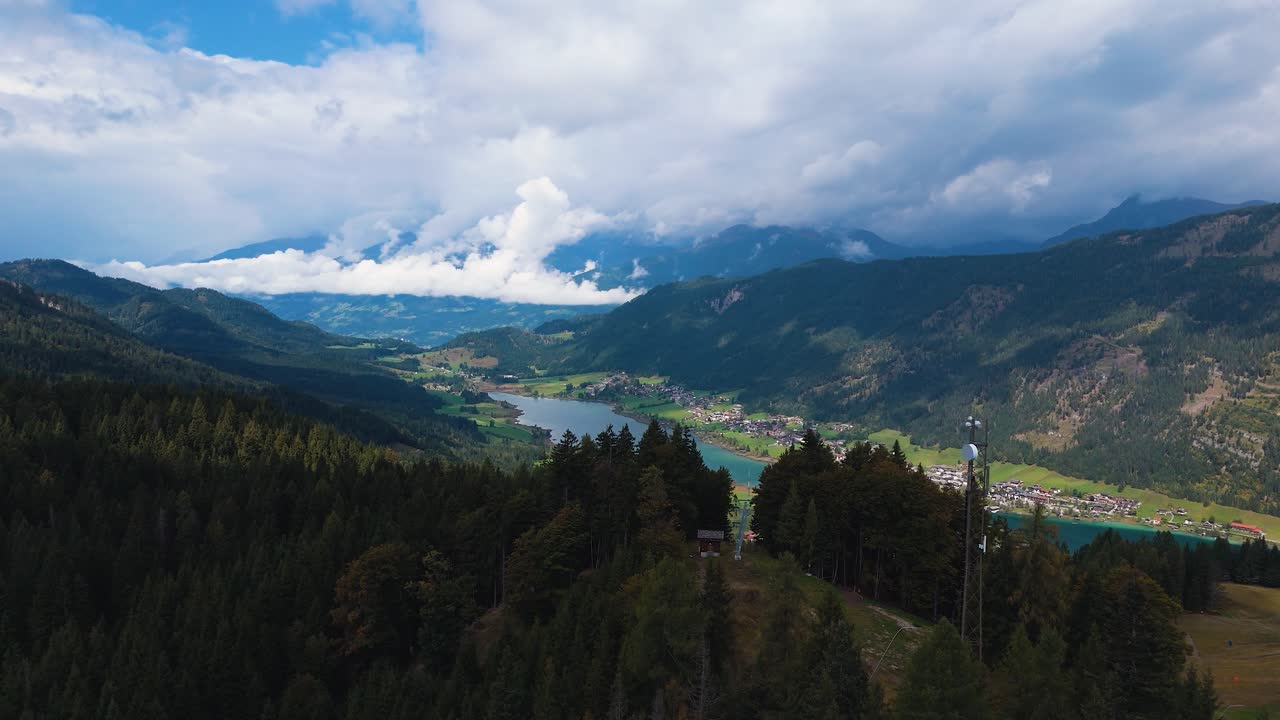 Splendida campagna con una montagna panoramica e un fiume, Austria.