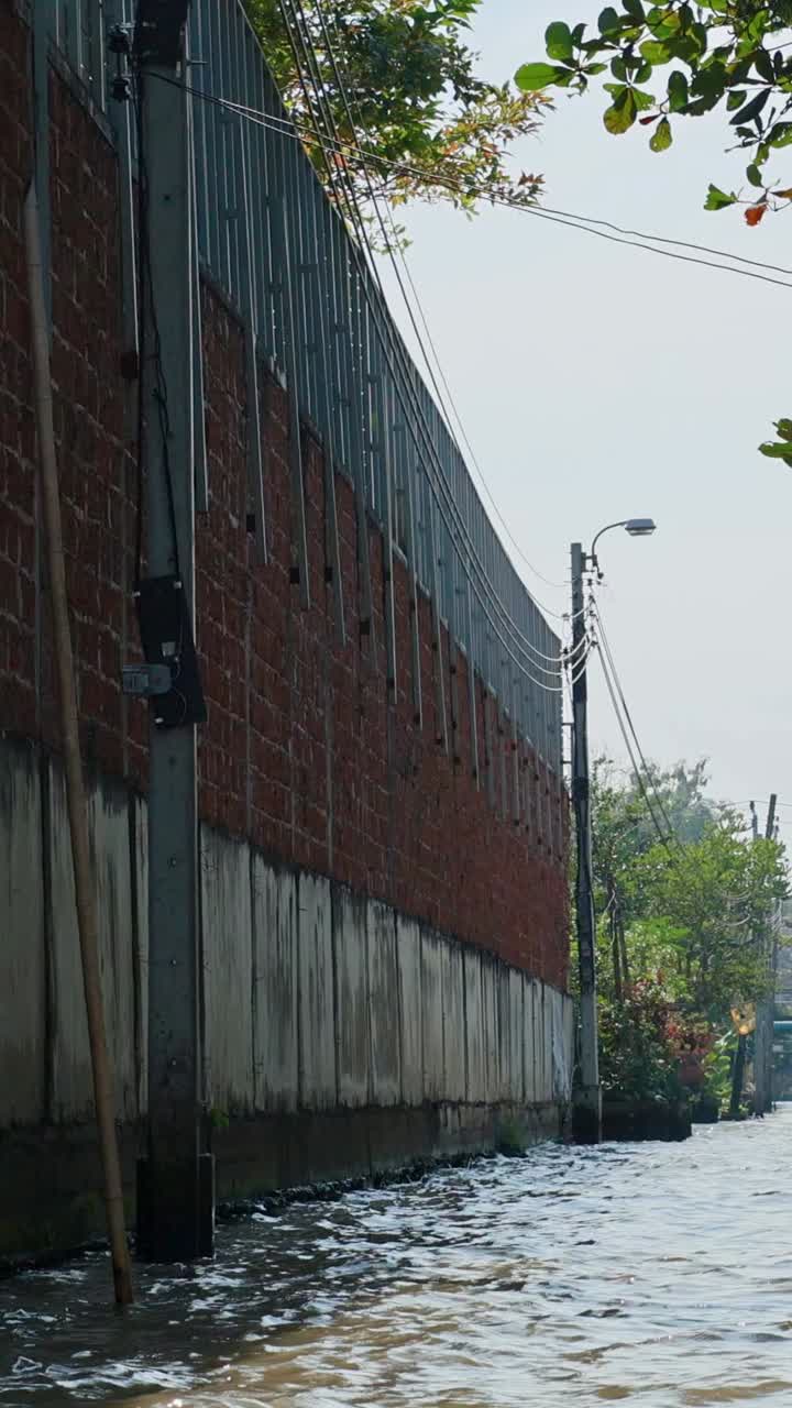 viajando a lo largo de un canal en la exuberante zona del mercado flotante de bangkok