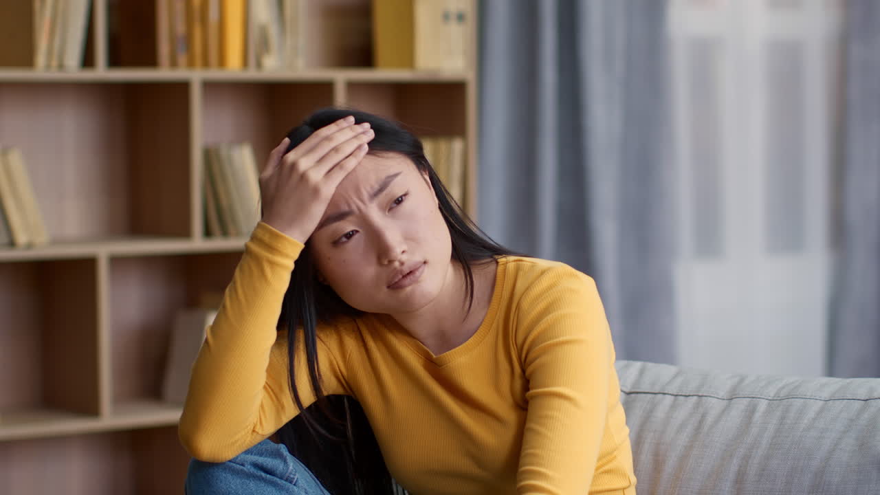 여성이 두통을 겪고 있습니다.