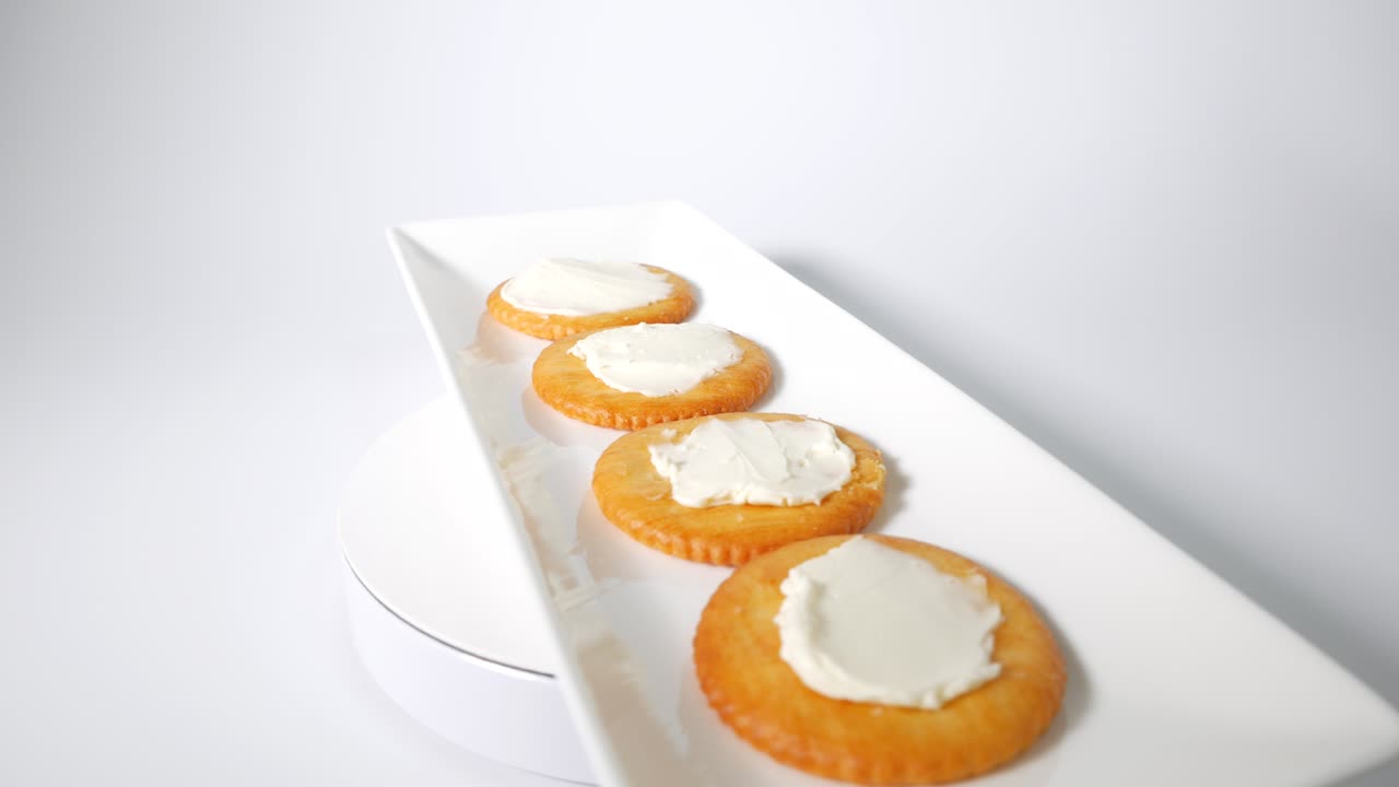 크림 치즈와 함께 둥근 크래커