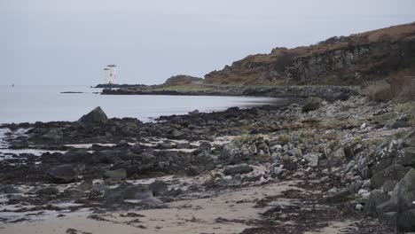 Langer-Felsenleuchtturm-Mit-Felsigem-Strand,-Der-Zum-Leuchtturm-Von-Islay-Führt