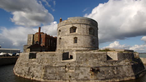 Tilting-shot-of-Calshot-Castle-at-Calshot-spit-by-the-Solent,-Southampton