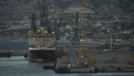 pasando por un muelle