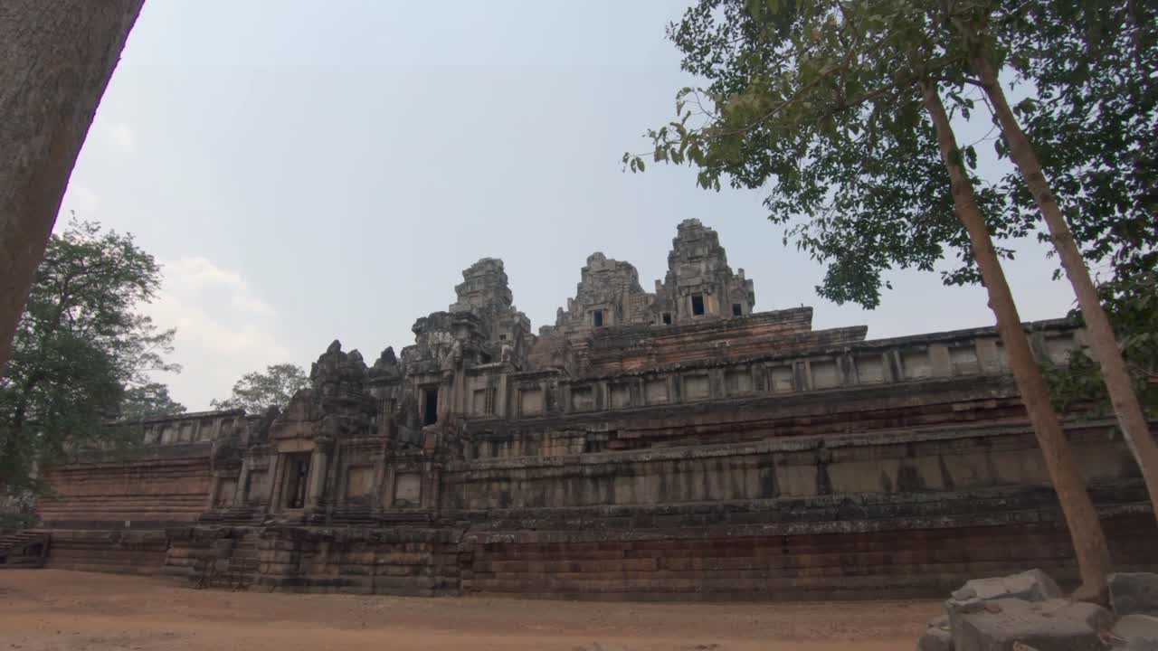 acercándose a las paredes de piedra tallada ruinas del complejo del templo de angkor wat, camboya