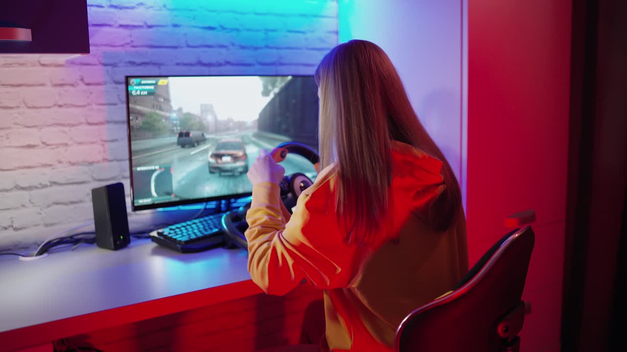 Giocatrice professionista. Bella e amichevole giocatrice professionista che gioca ai videogiochi.