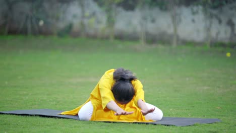 Indisches-Mädchen-Yoga-Im-Park-Am-Morgen