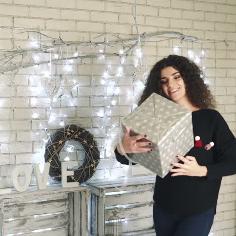 mujer abriendo cajas de regalos