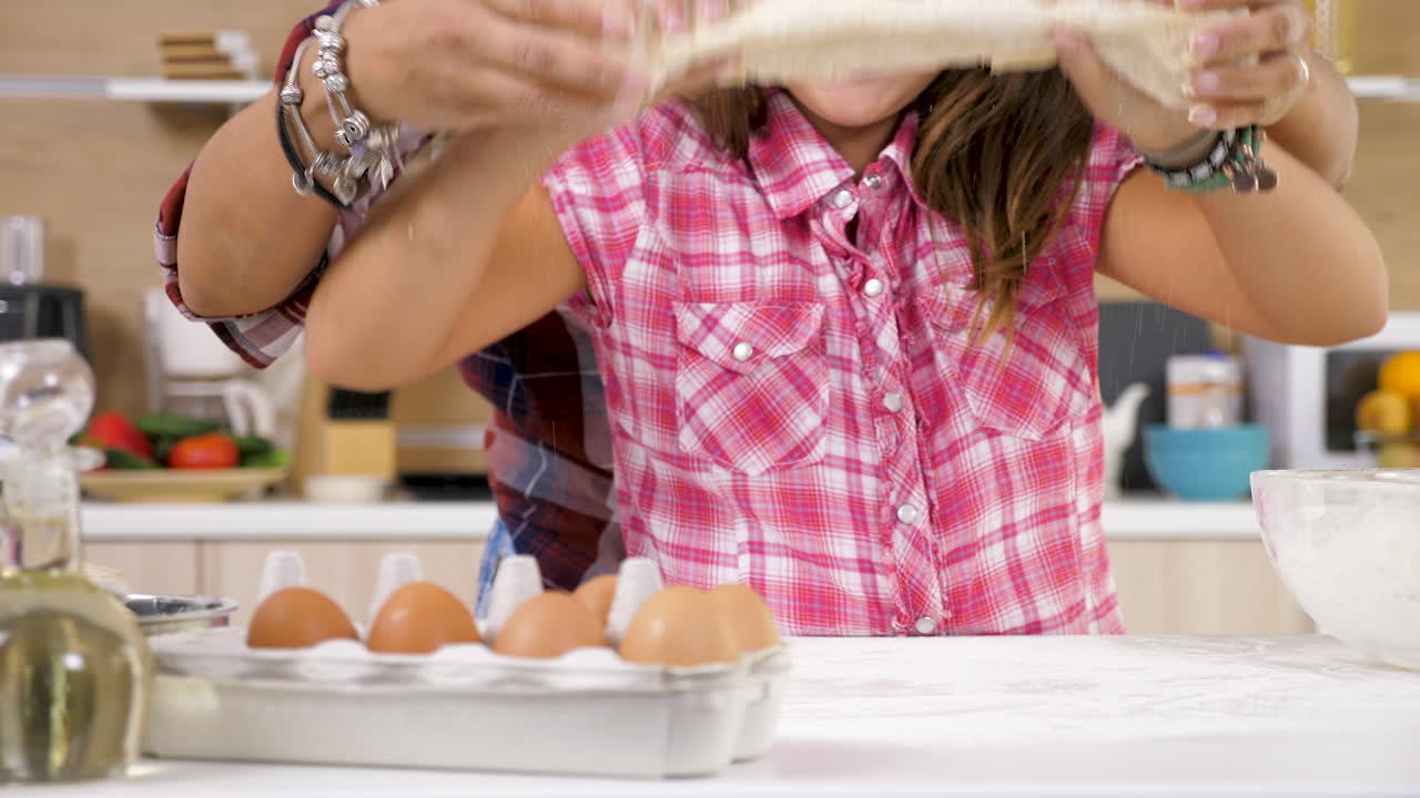 madre e hija horneando juntas