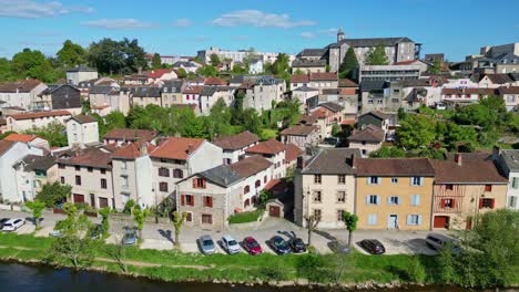 Casas-A-Lo-Largo-Del-Río-Vienne-En-Limusinas,-Francia