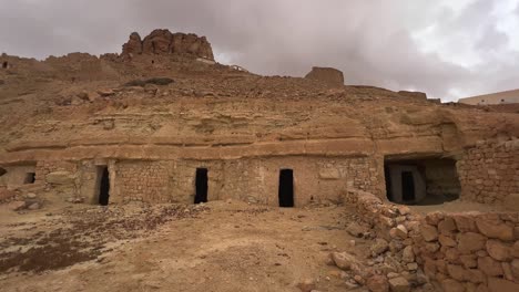 Pueblo-Troglodita-De-Ksar-Guermessa-En-Túnez-En-Un-Día-Nublado,-Vista-Panorámica