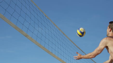 amigos jugando al voleibol de playa.