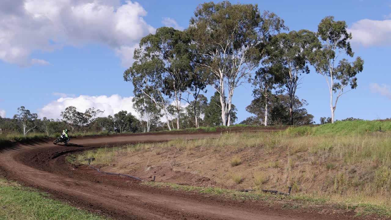 motociclista navegando por una pista de tierra en un entorno natural