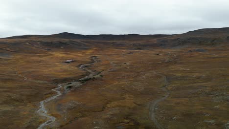 vista aérea de un arroyo que fluye a través del valle