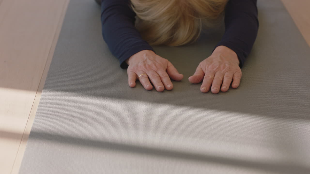 clase de yoga hermosa anciana ejerciendo una práctica de meditación saludable los niños posan disfrutando de un entrenamiento físico en grupo en el estudio