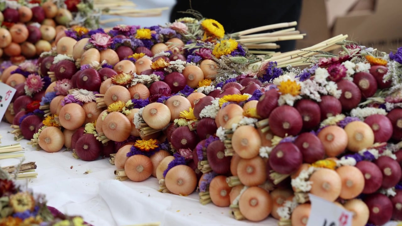 Лук в красочных косах на продажу на фермерском рынке, Берн, Швейцария.