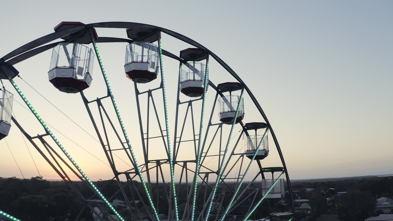 Колесо обозрения на закате