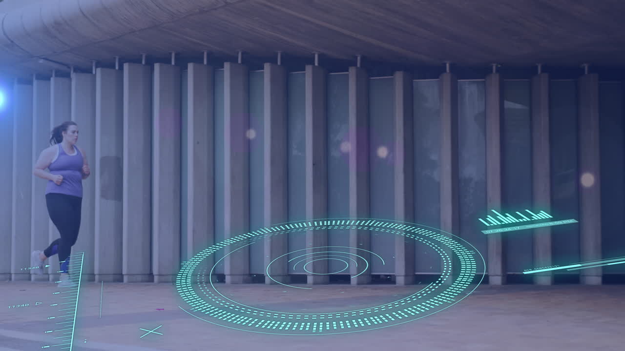 animación del procesamiento de datos sobre la mujer caucásica corriendo