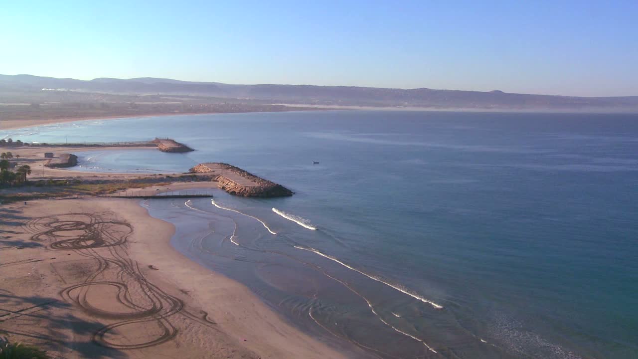 남쪽으로 이스라엘 국경을 바라 보는 남부 레바논의 타이어 해안선