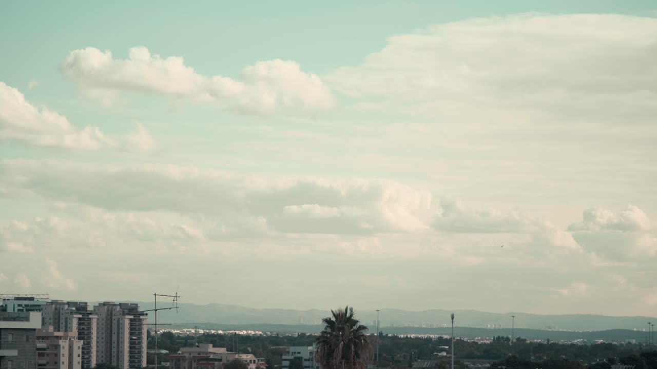 hermoso lapso de tiempo sobre la ciudad, fue filmado desde el techo, israel tel aviv, oriente medio, nubes de surf coloridas, hora dorada, paisaje urbano, video sony 4k