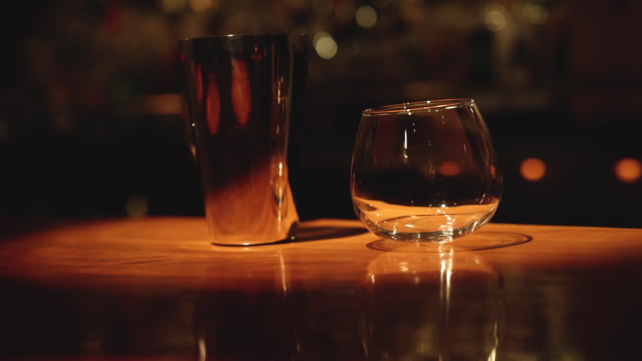 위스키 컵과 맥주 핀트가 나무 바에 앉아 있습니다.