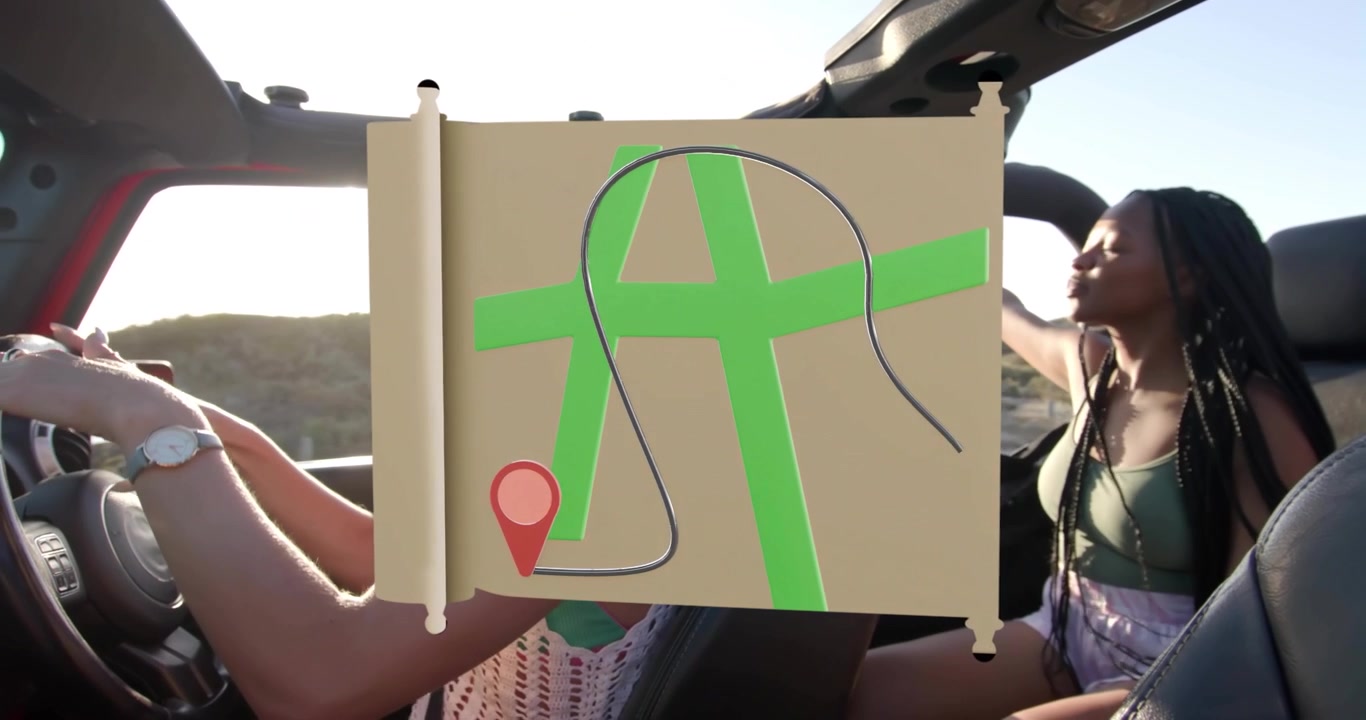 Donne alla guida, passeggera in canotta verde, che indica lungo la strada costiera, con roll-bar scoperto e grafica della mappa