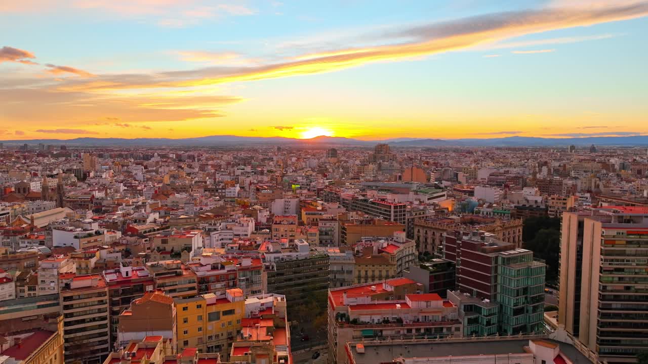 Paleta de tonos rosados amaneciendo sobre la ciudad de Valencia, España