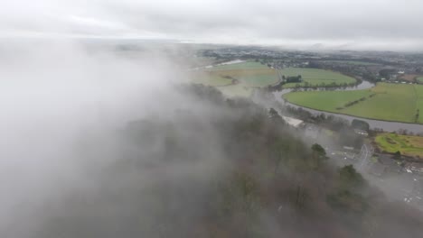 Statische-Aufnahme-Vom-Wallace-Denkmal-Mit-Blick-Auf-Den-Wald-Und-Den-Fluss-Mit-Nebel