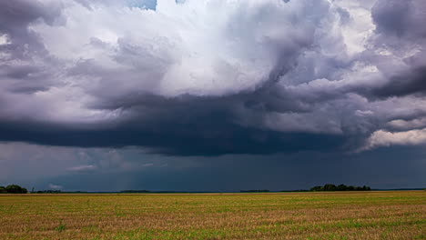 nubes oscuras de tormenta sobre el paisaje rural, vista en lapso de tiempo