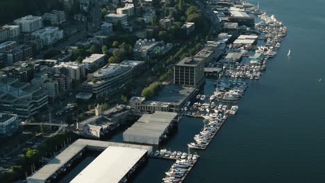 Vista-Aérea-De-Los-Barcos-Estacionados-A-Lo-Largo-Del-Lado-De-South-Lake-Union-Cerca-De-Queen-Anne