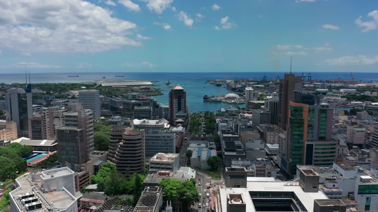 인도양에 있는 도시. 아름다운 이 나는 날에 포트루이스의 공중 풍경. 모리셔스 섬의 수도.