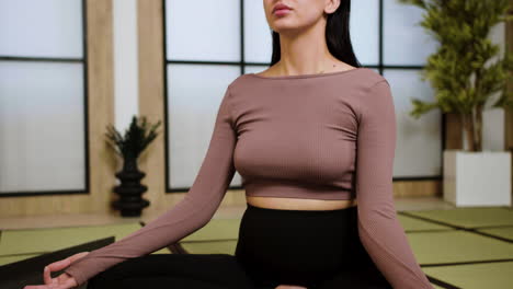 Frau-Macht-Yoga-Drinnen