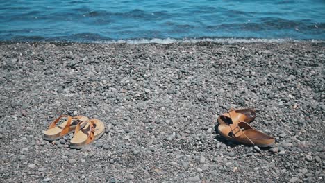 cu sandalen am meer