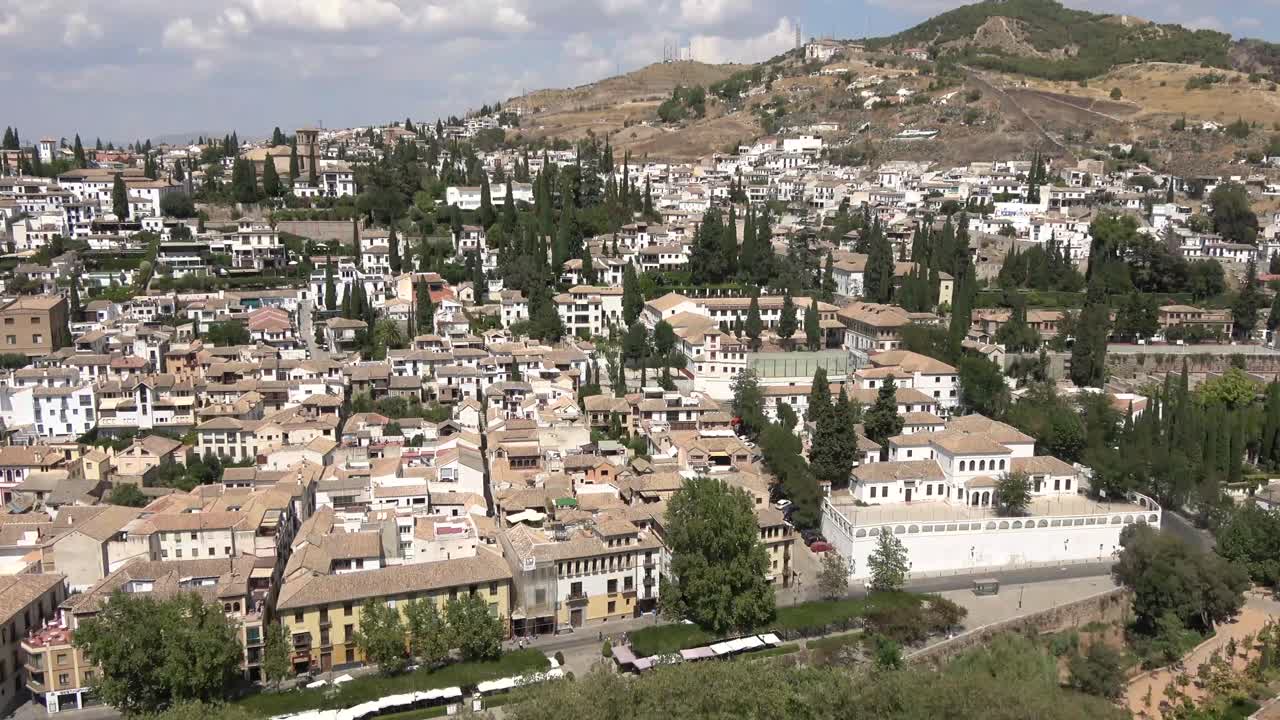 una toma panorámica de una ciudad española, casas blancas en andalucía