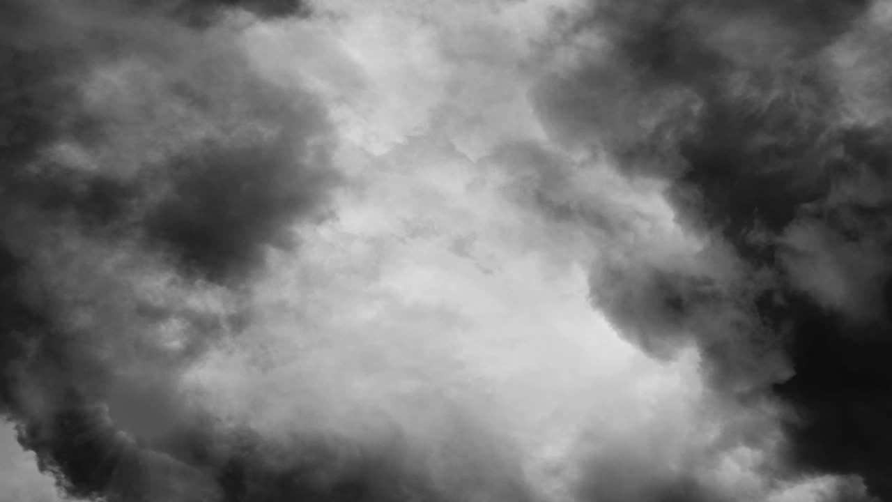 el sol brillando detrás de las nubes blancas, el cielo gris