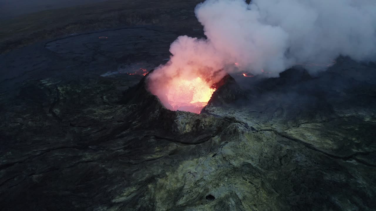 humo saliendo del cráter del volcán geldingadalur durante la erupción en islandia