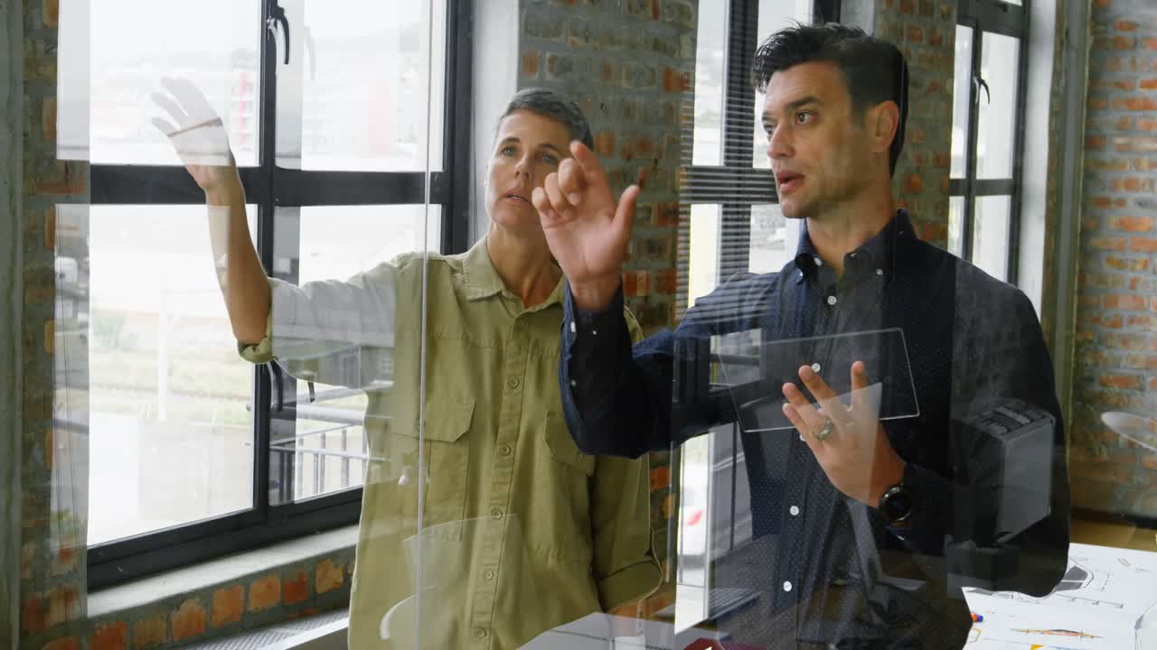 ingenieros usando pantalla invisible en la oficina 4k