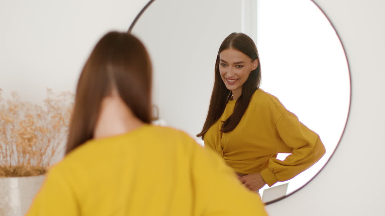mujer probando ropa delante de un espejo