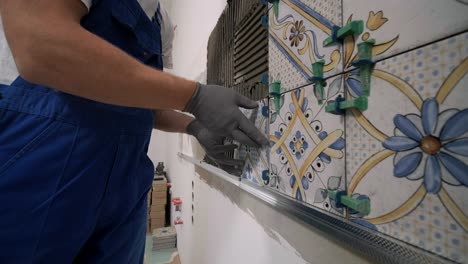 construcción, renovación, reparación de apartamentos. instalación de baldosas de cerámica para paredes - medición y corte de las piezas. cortes de baldosas. corte de baldosas