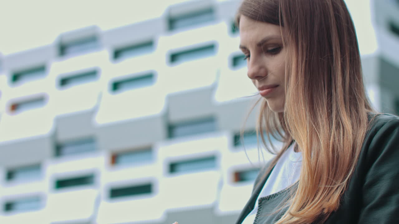 mujer joven usando teléfono inteligente al aire libre